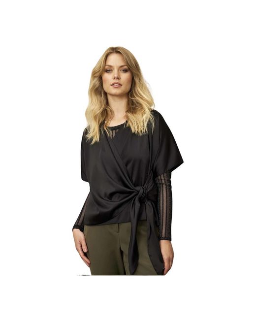Elegante blusa con pliegues y escote en v iN FRONT de color Black