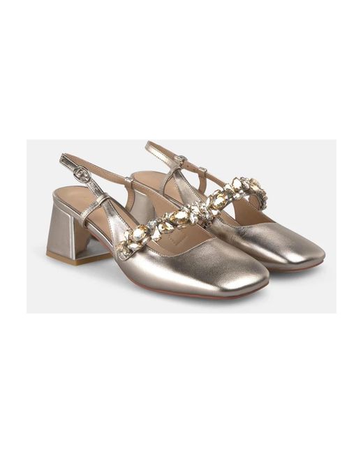 Alma En Pena. White Pumps