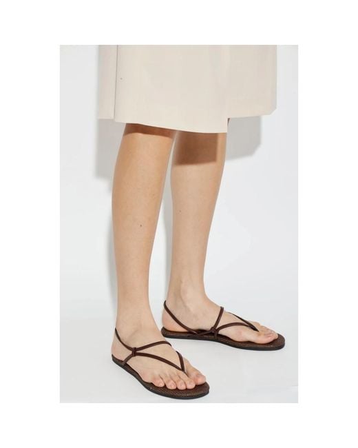 Flat Sandals Neous de color Brown