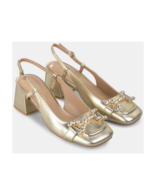 Alma En Pena. White Pumps