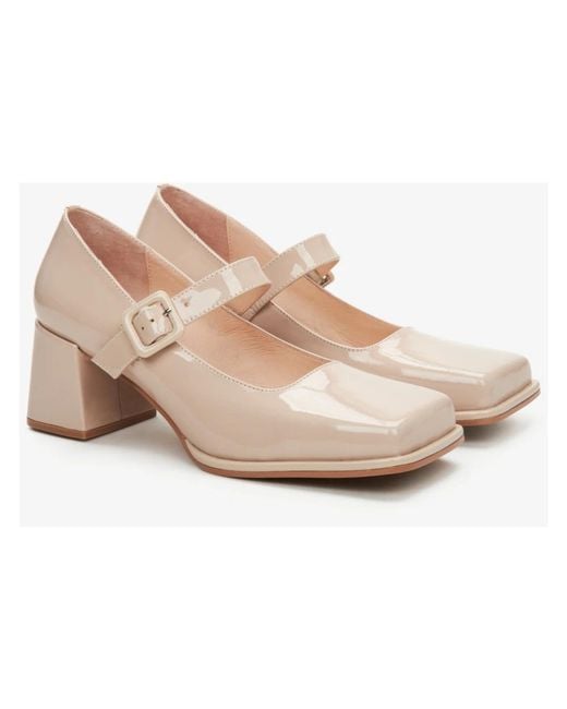 ESTRO White Pumps