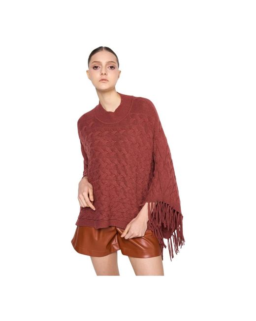 Capes di Silvian Heach in Red