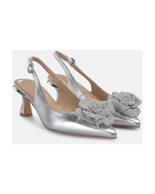 Alma En Pena. White Pumps