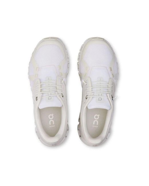 Running Shoes di On Shoes in White