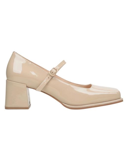 ESTRO White Pumps