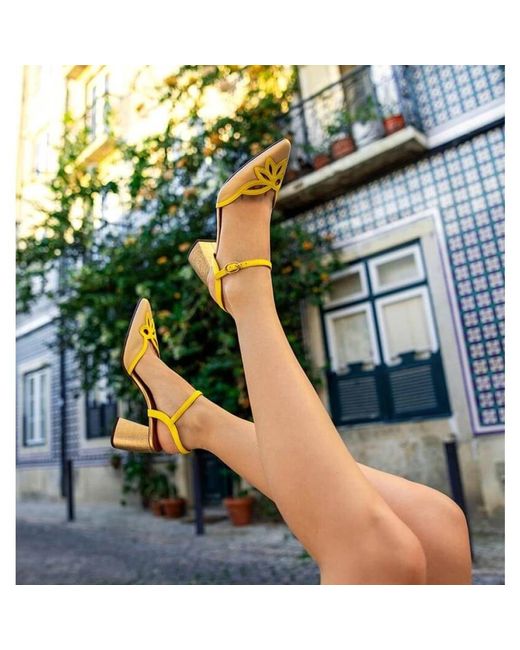 Pumps Chie Mihara en coloris Yellow
