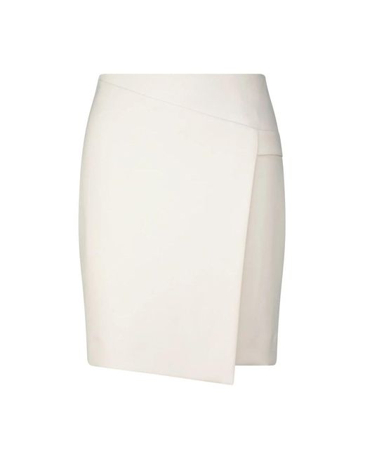 Seductive Short Skirts in het White