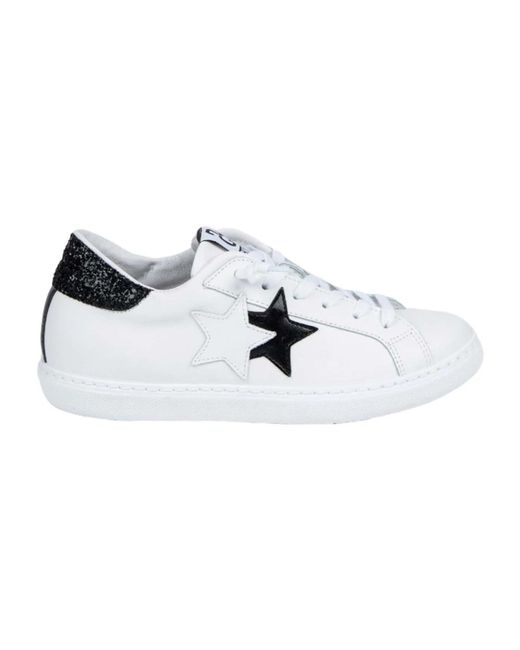 Sneakers bianche e nere con paillettes di 2 Star in White