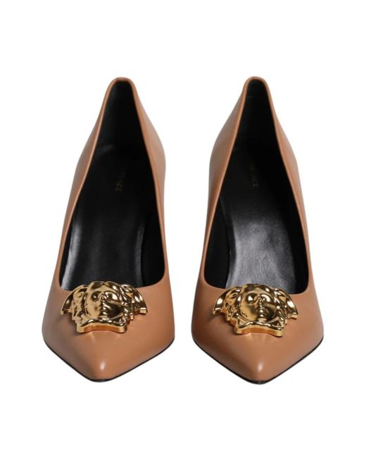Pumps di Versace in Brown