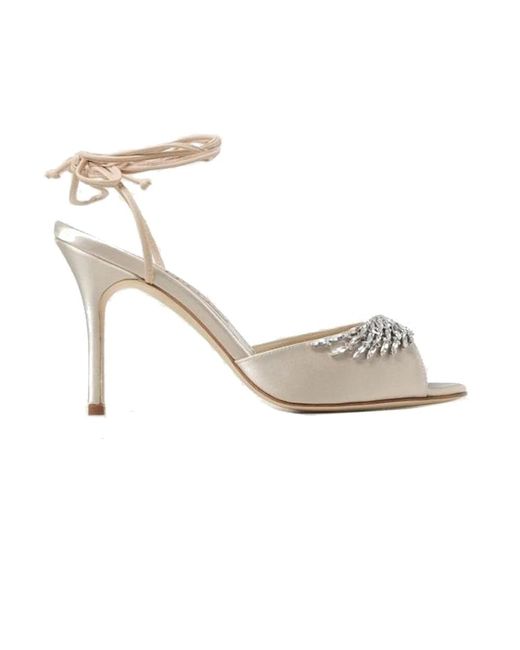 Sandali in raso con dettaglio in cristallo di Manolo Blahnik in White