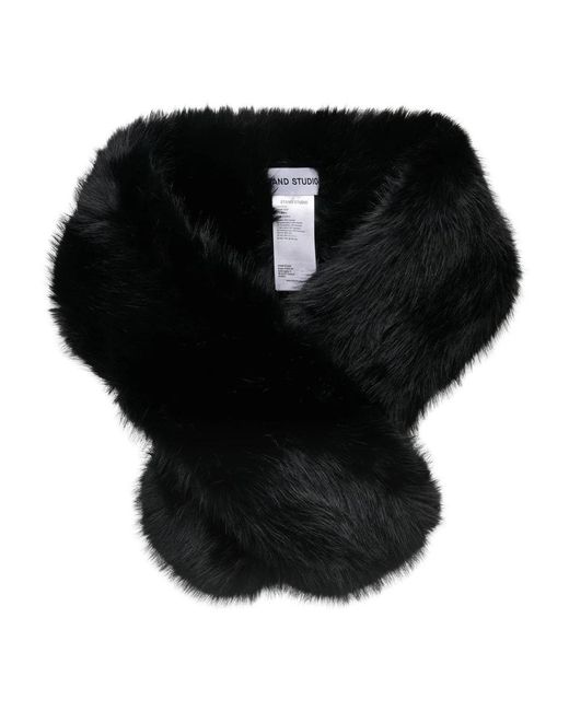 Winter Scarves Stand Studio de color Black