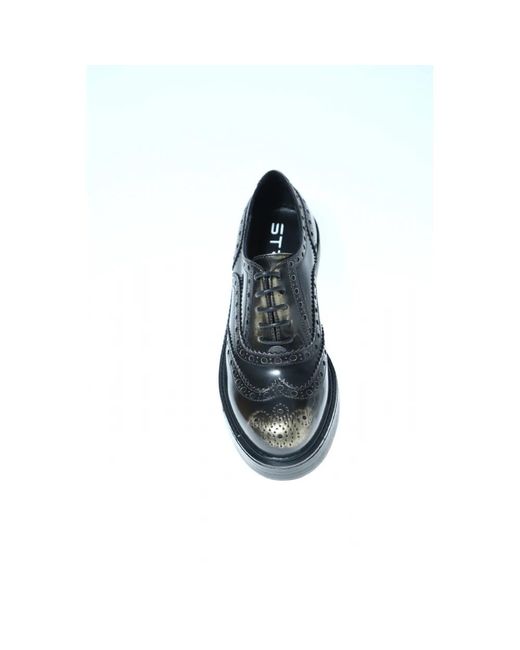 Laced Shoes Strategia de color Blue