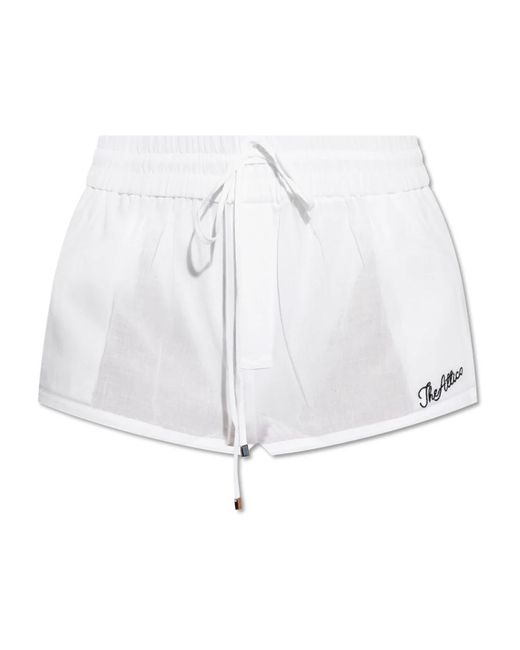 Unisciti a noi alla collezione di pantaloncini da spiaggia di The Attico in White