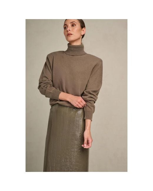 Turtlenecks March23 de color Brown
