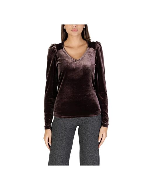Long Sleeve Tops B.Young de color Black