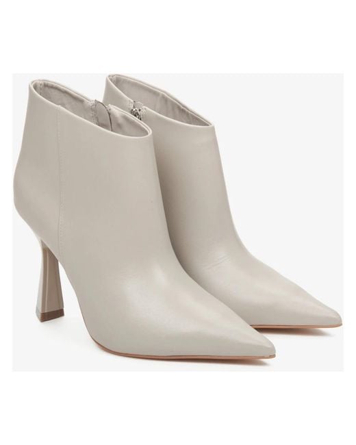 ESTRO White Heeled Boots