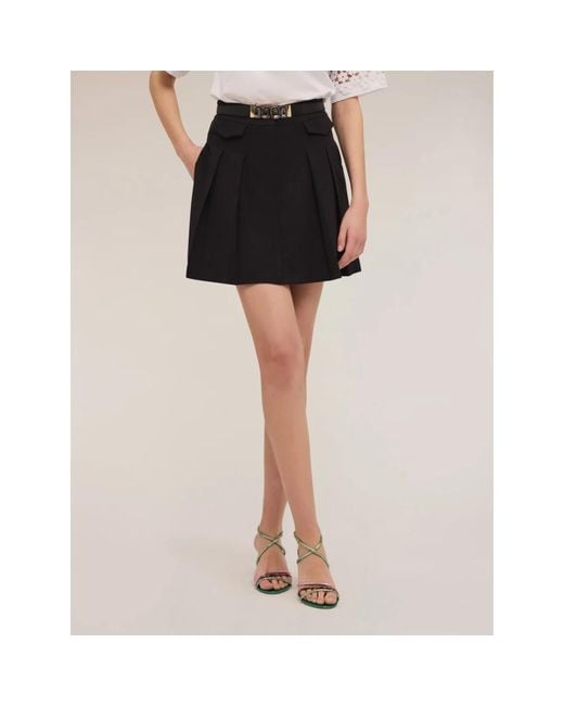 Short Skirts di mötivi in Black