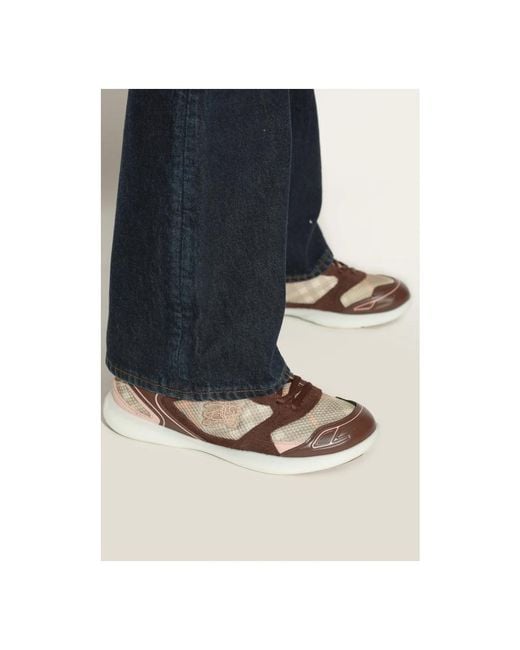 Sneakers di Burberry in Brown