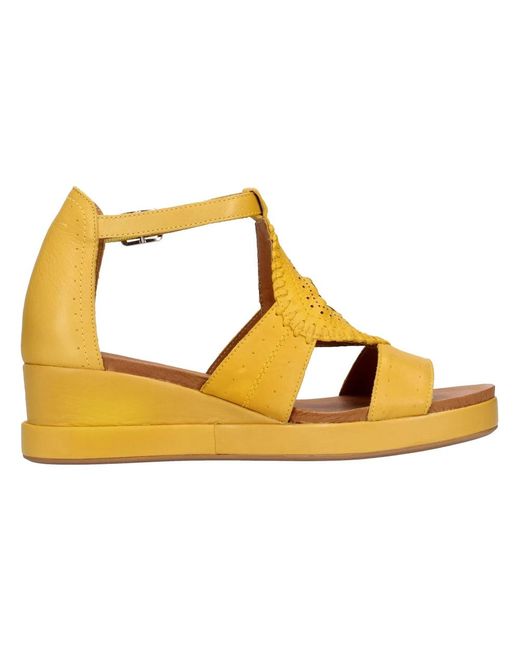 Shoes > sandals > flat sandals Carmela en coloris Metallic
