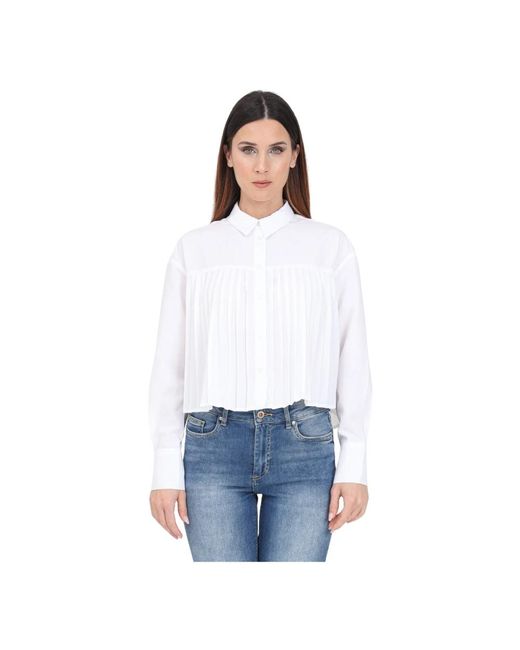 Blusa blanca con detalle de pliegues ONLY de color White