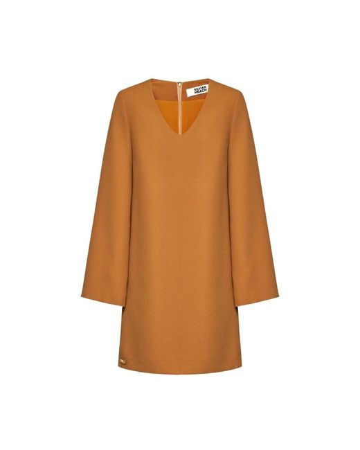 Silvian Heach Brown Kleid Mit V-Ausschnitt Und Weiten Ärmeln