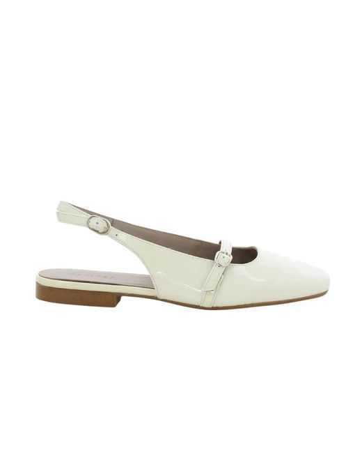 Ballerinas di March23 in White