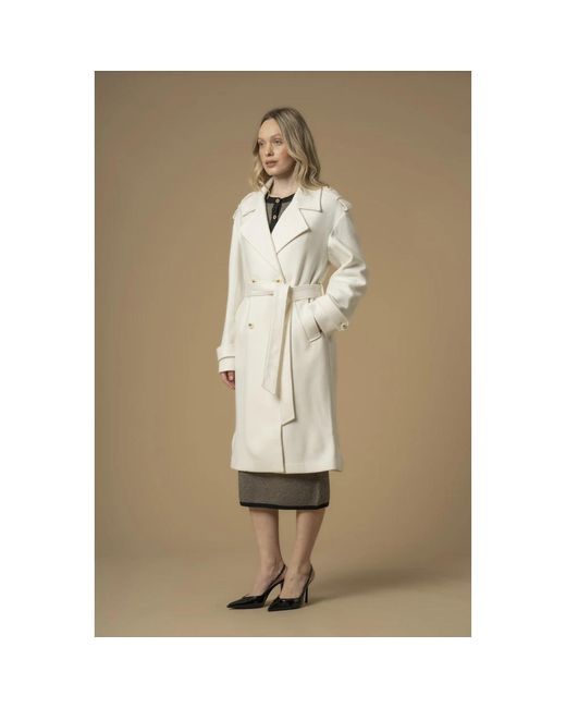 Kocca Jassen ,Wit ,Stijlvolle Trenchcoat Met Brede Revers in het Natural