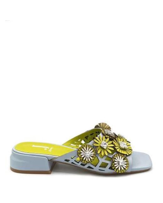 Sandalias planas de cuero con aplicaciones de flores Jeannot de color Yellow