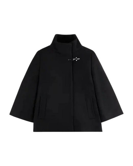 Fay Cape in het Black