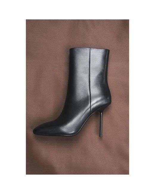 ESTRO Black Heeled Boots