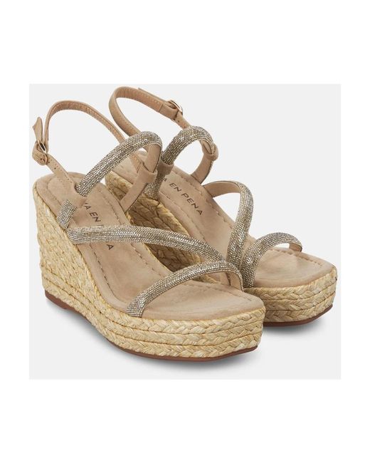 Wedges Alma En Pena. de color Metallic