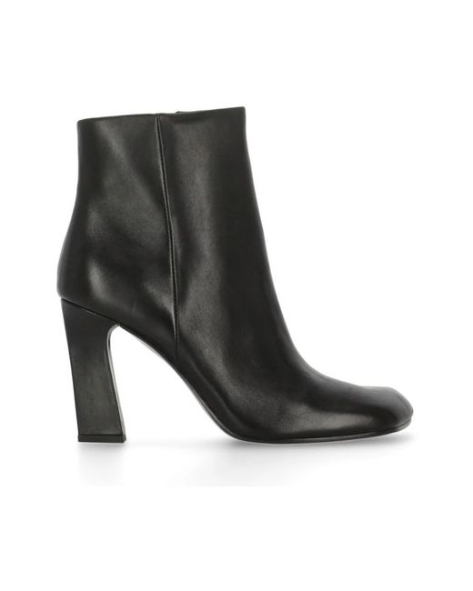 Ash Laarzen in het Black