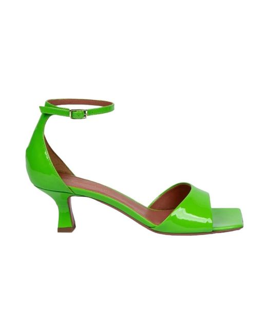 Sandali in vernice verde con cinturino alla caviglia di Aldo Castagna in Green