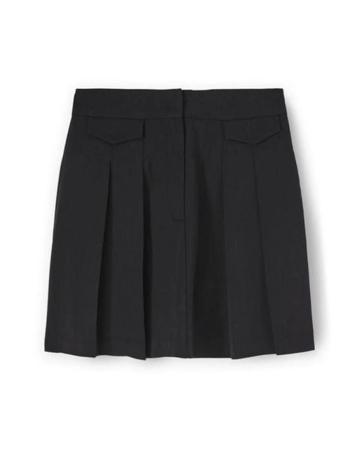 Short Skirts di mötivi in Black