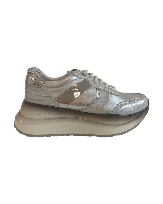 Sneakers casual in pelle argento da donna di CafeNoir in Gray