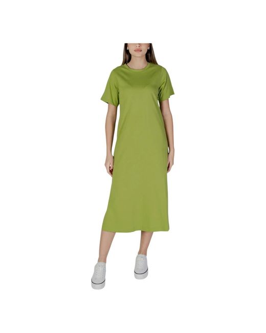 Midi Dresses B.Young de color Green