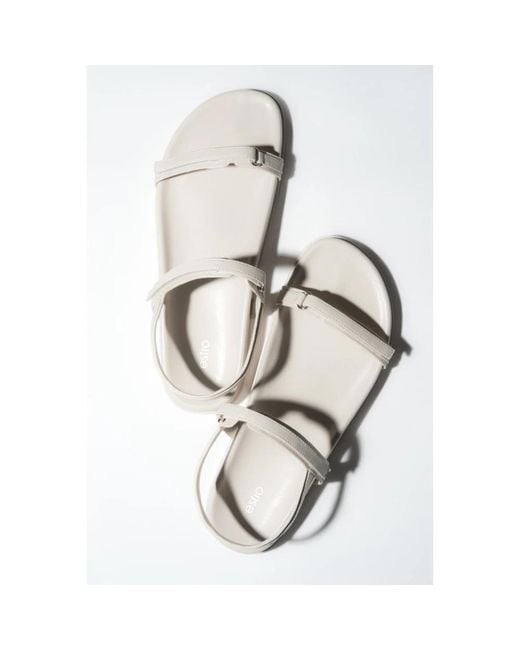 ESTRO White Flat Sandals