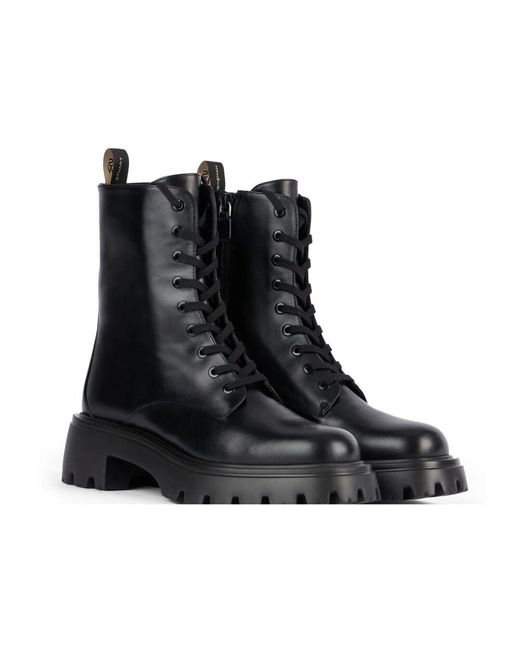 Lace-Up Boots di Stuart Weitzman in Black