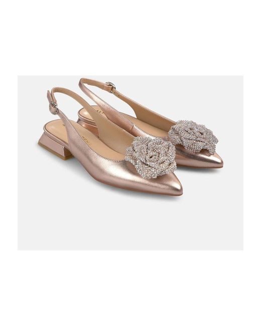 Alma En Pena. Brown Flacher Schuh Mit Blume