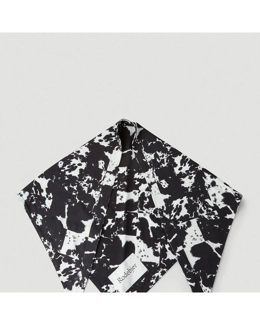 Silky Scarves di Rodebjer in Black