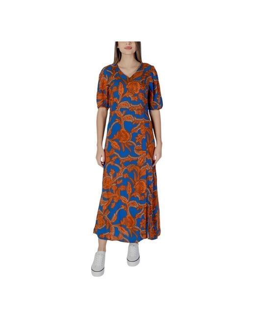 Maxi Dresses di B.Young in Red