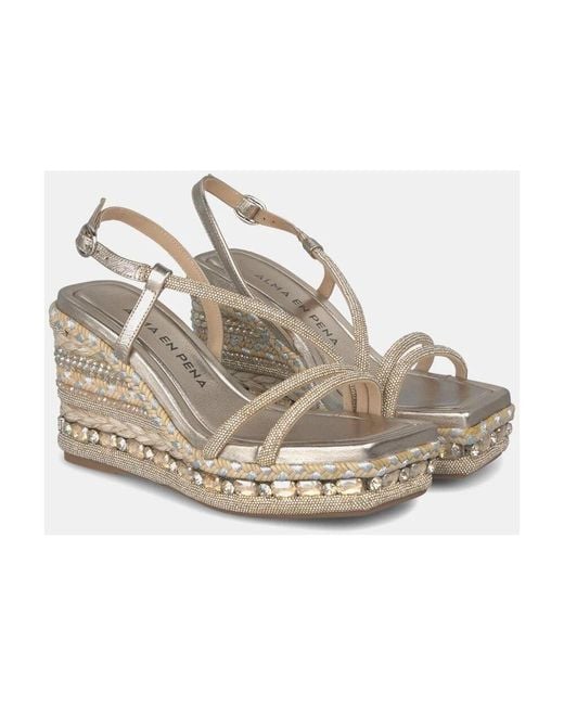 Wedges Alma En Pena. de color Metallic