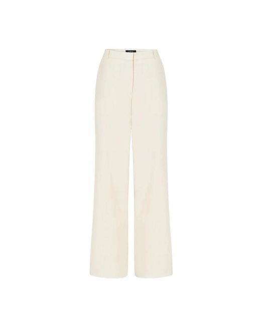 A.P.C. Margaret Wijde Broek in het White
