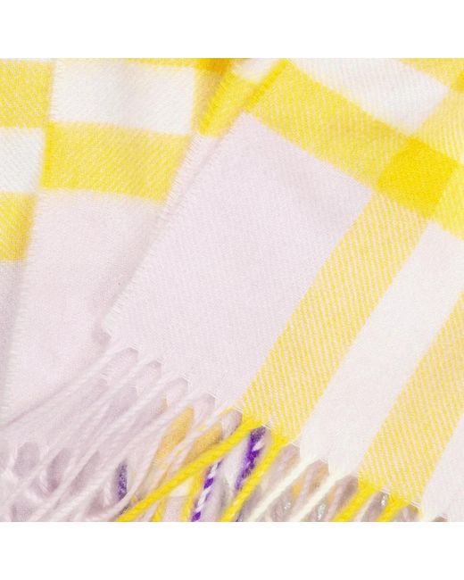 Accessories > scarves > winter scarves Burberry en coloris Yellow