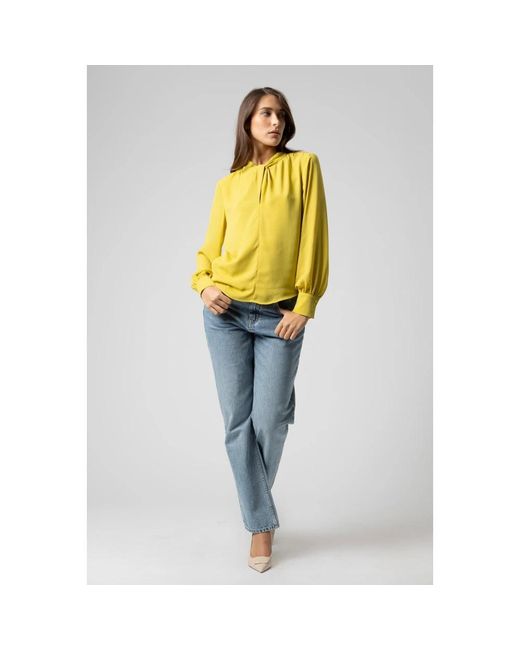 Kocca Overhemden ,Geel ,Zijden Blouse Met Lange Mouwen En Zonder Kraag in het Yellow
