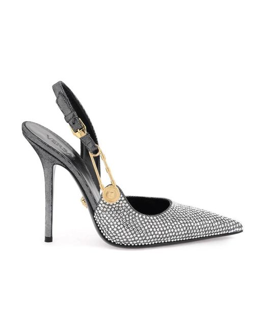 Zapatos de tacón slingback con pedrería brillante Versace de color Metallic