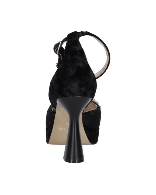 Emanuélle Vee Black Pumps