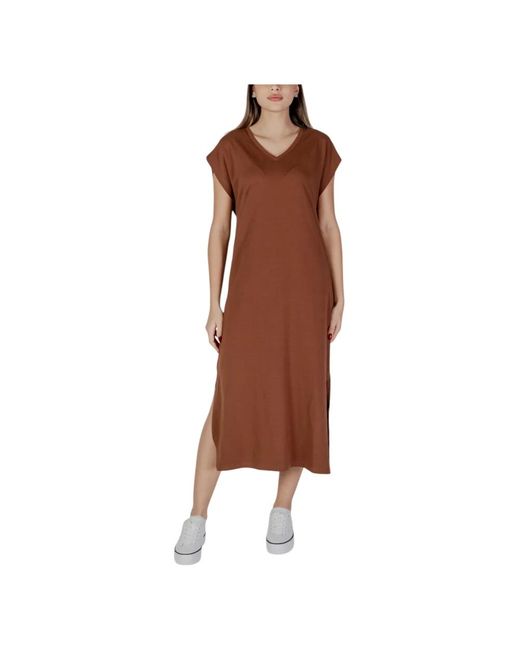 Midi Dresses di B.Young in Brown