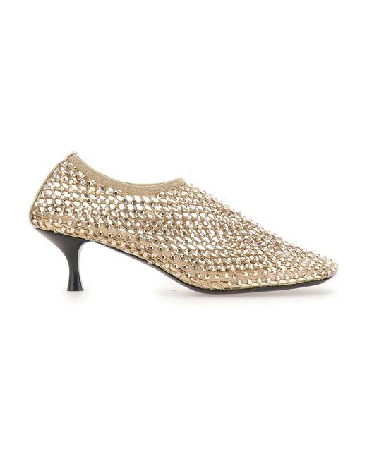 Strategia White Pumps
