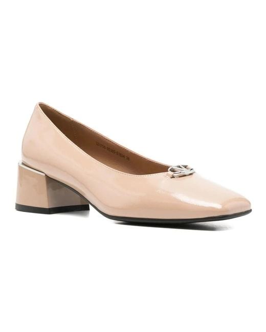 Linda Baumann White Pumps